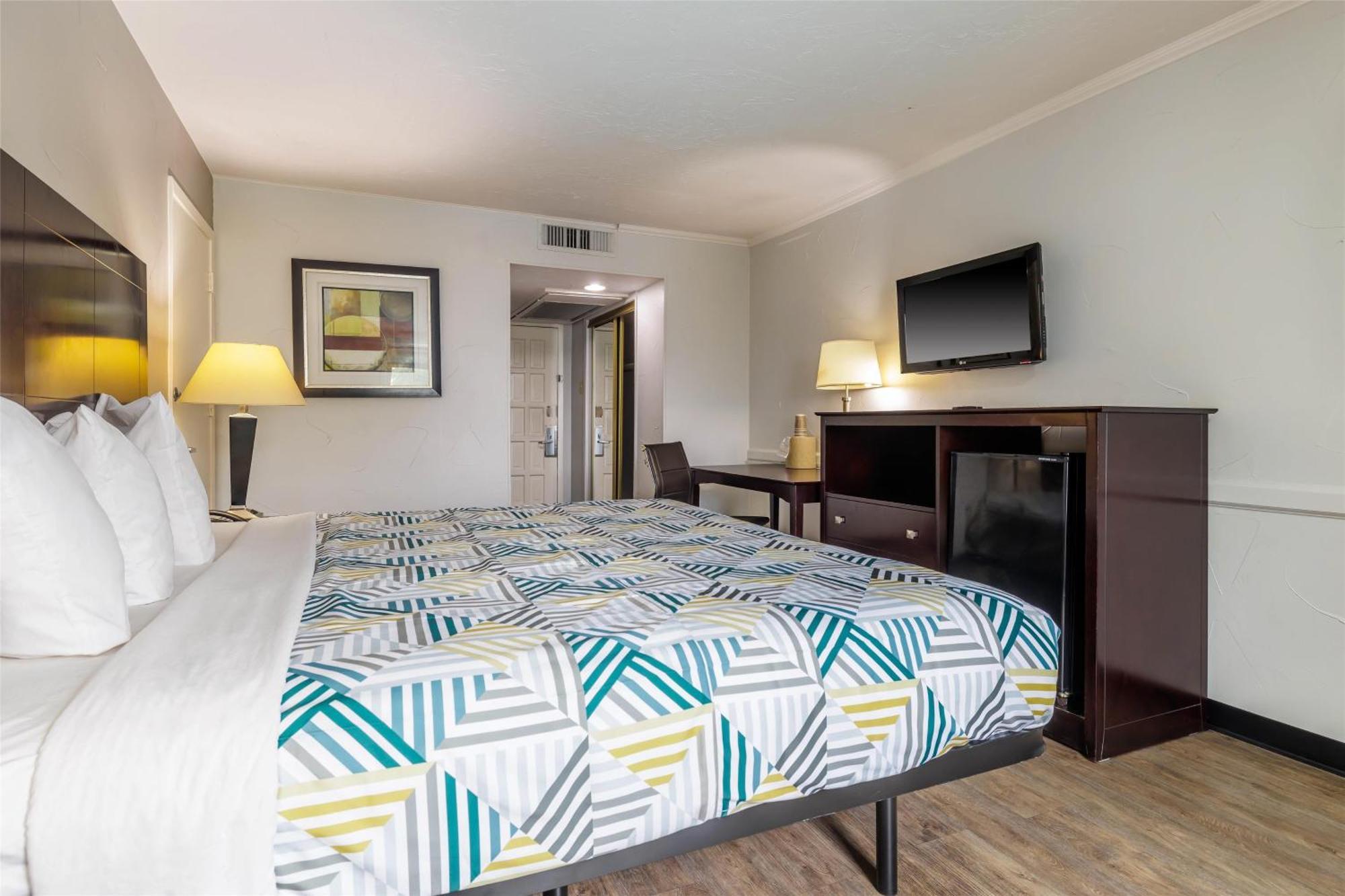 6 Tx Downtown Hotel 3*