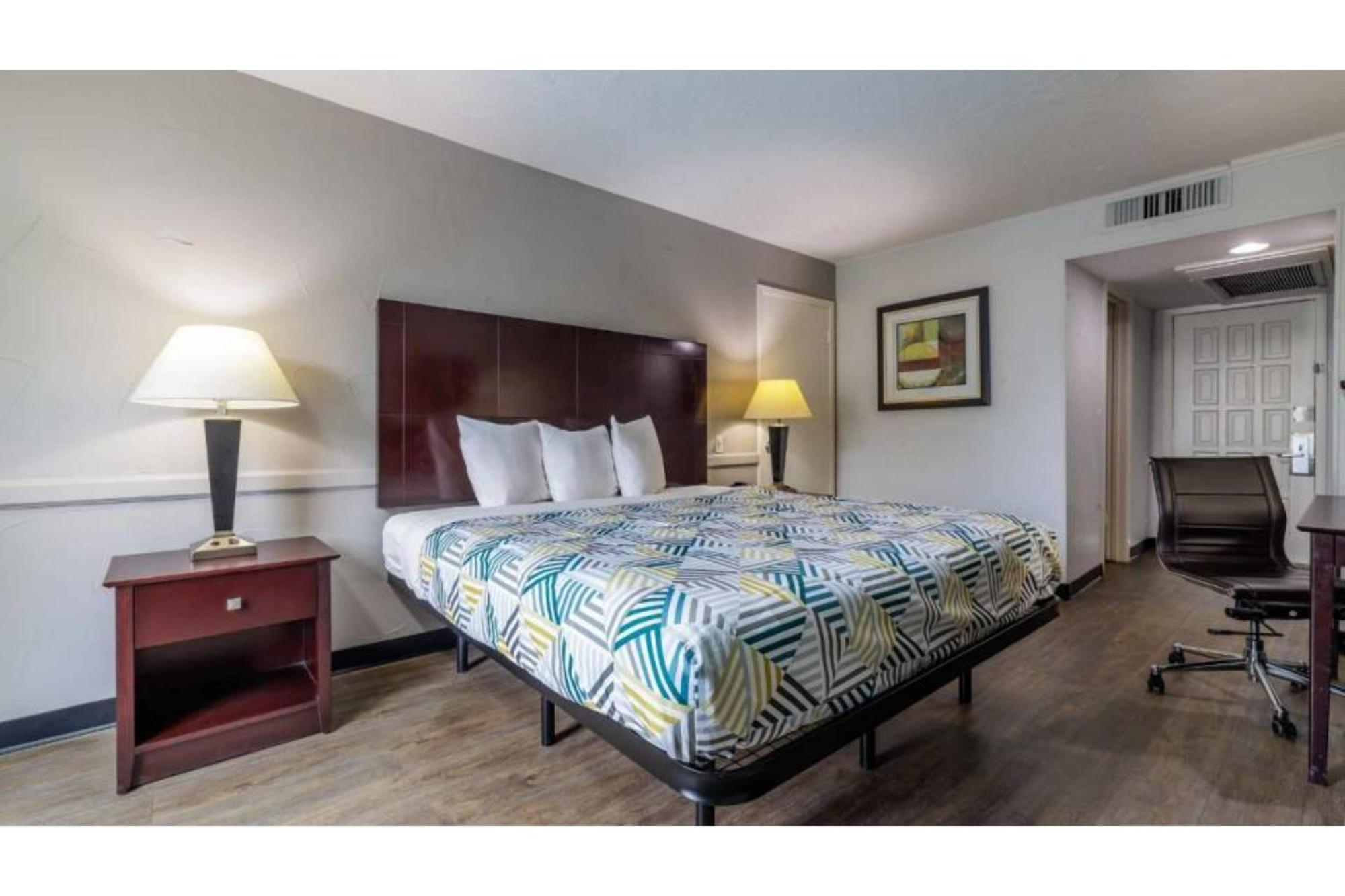 Hotel 6 Tx Downtown 3*